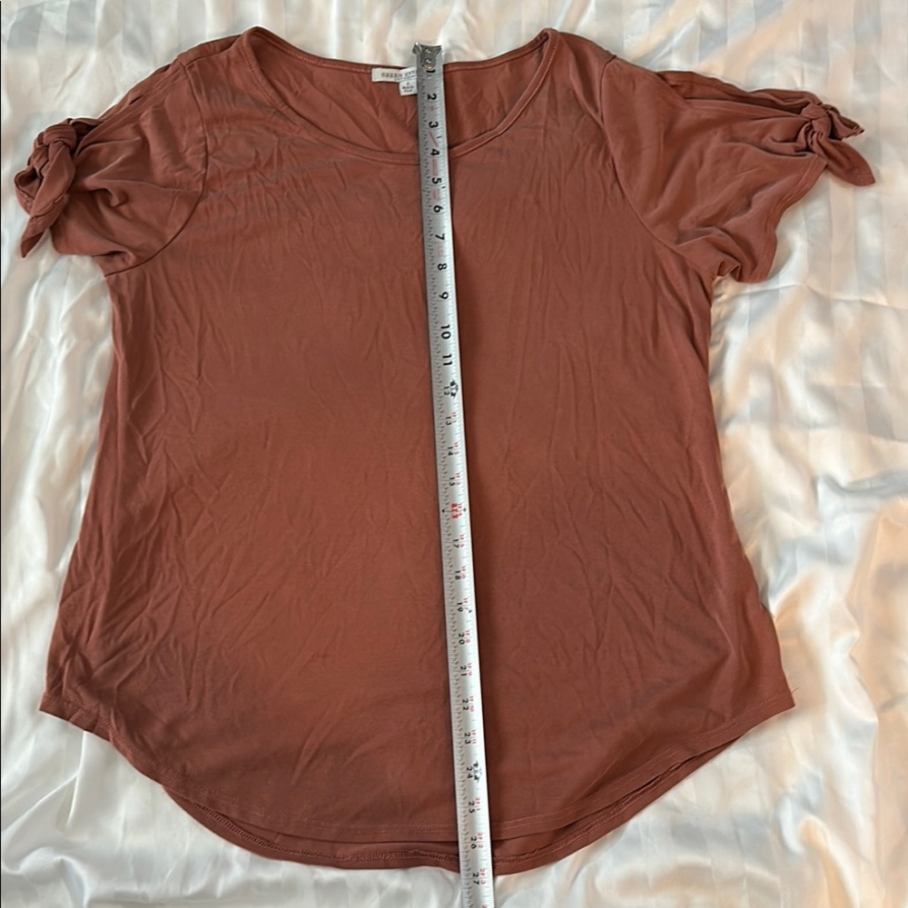 Green Envelope Mauve Short Sleeve Top with Tie Details - Picture 2 of 6